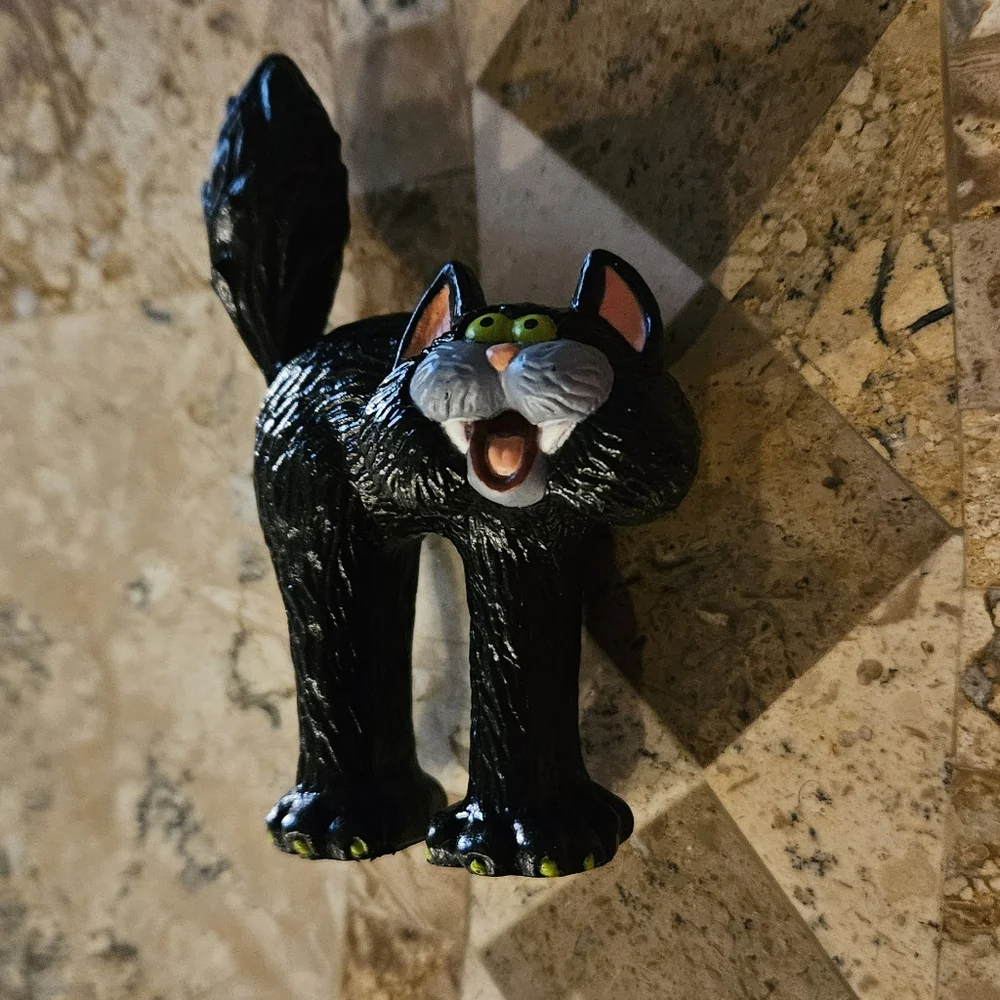 Hallmark Heartline Merry Miniatures Scaredy Black Cat Figure Figurune